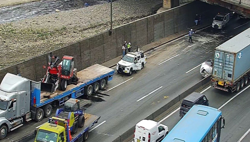 Impacto de vehículo de carga afecto una de sus vigas